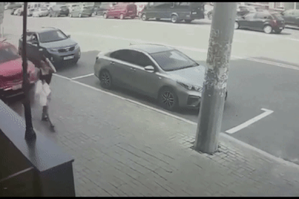 Đi bộ trên vỉa hè, cô gái bị 'xe điên' hạ gục