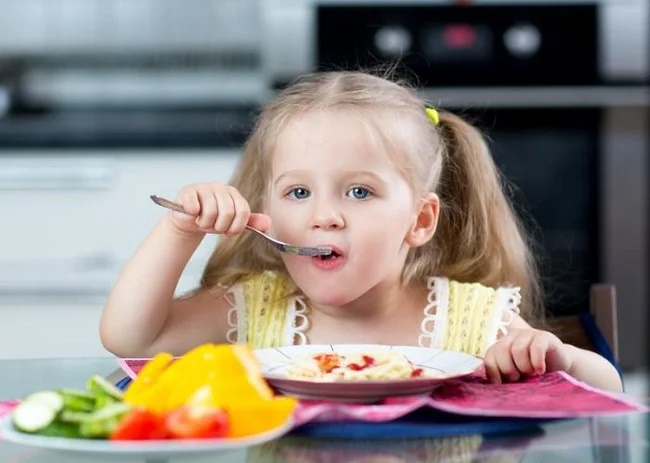 6 sai lầm phổ biến khi cha mẹ cho trẻ ăn sáng khiến con ngày càng kém thông minh-1