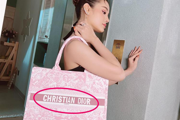 Phương Trinh Jolie hở hết cỡ khi đi du lịch với mẹ chồng-10