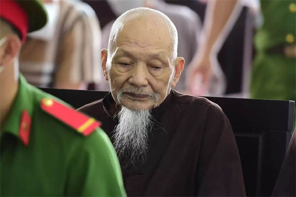 Xét xử vụ Tịnh thất Bồng Lai”: Bị cáo Lê Tùng Vân phải có người dìu đến tòa-1