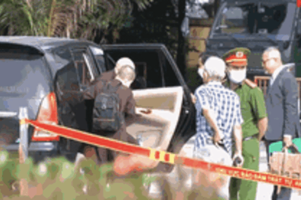 Xét xử vụ “Tịnh thất Bồng Lai”: Bị cáo Lê Tùng Vân phải có người dìu đến tòa