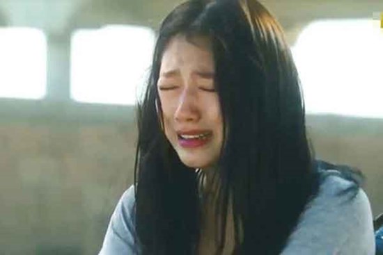Tôi bật khóc khi mở hộp giấy cũ trong tủ đồ của mẹ kế ra xem
