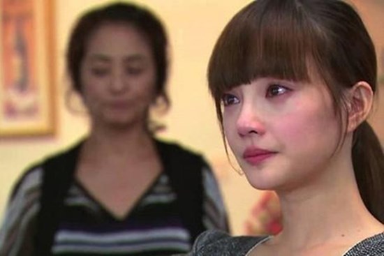 Chồng mất, tôi đuổi khéo mẹ chồng ra khỏi nhà, lúc bị ốm bà mang cho thứ này, tôi xấu hổ bật khóc
