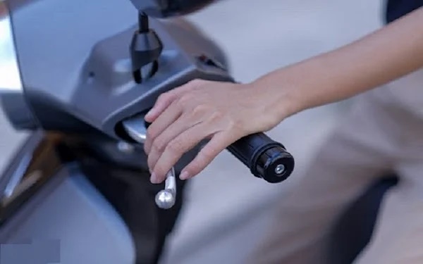 3 thói quen chạy xe máy sai be bét khiến xe chạy tốn xăng lại nhanh xuống cấp, tốn bộn tiền sửa chữa-2