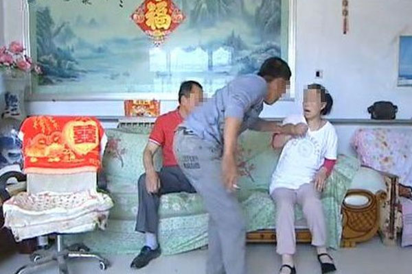 Vợ tắm nhiều bất thường, chồng theo dõi thì phát hiện bí mật động trời-2