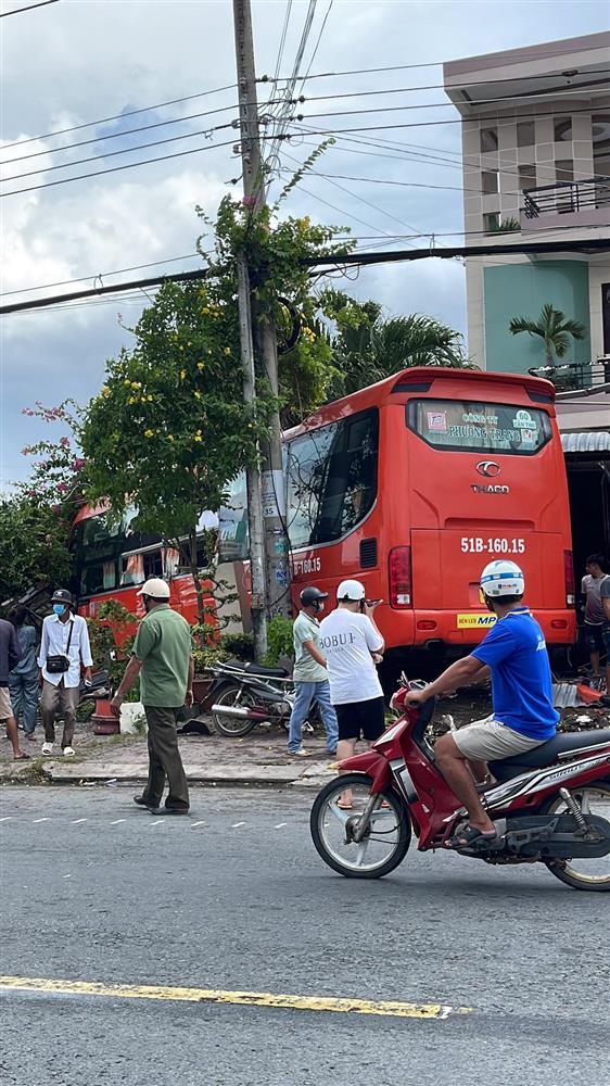 Xe Phương Trang mất lái tông thẳng vào quán cà phê ở Cà Mau-1