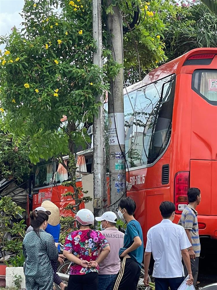 Xe Phương Trang mất lái tông thẳng vào quán cà phê ở Cà Mau-2