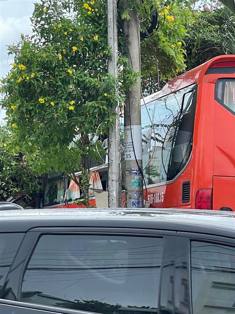 Xe Phương Trang mất lái tông thẳng vào quán cà phê ở Cà Mau-3