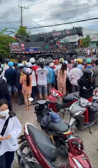 Xe Phương Trang mất lái tông thẳng vào quán cà phê ở Cà Mau-4