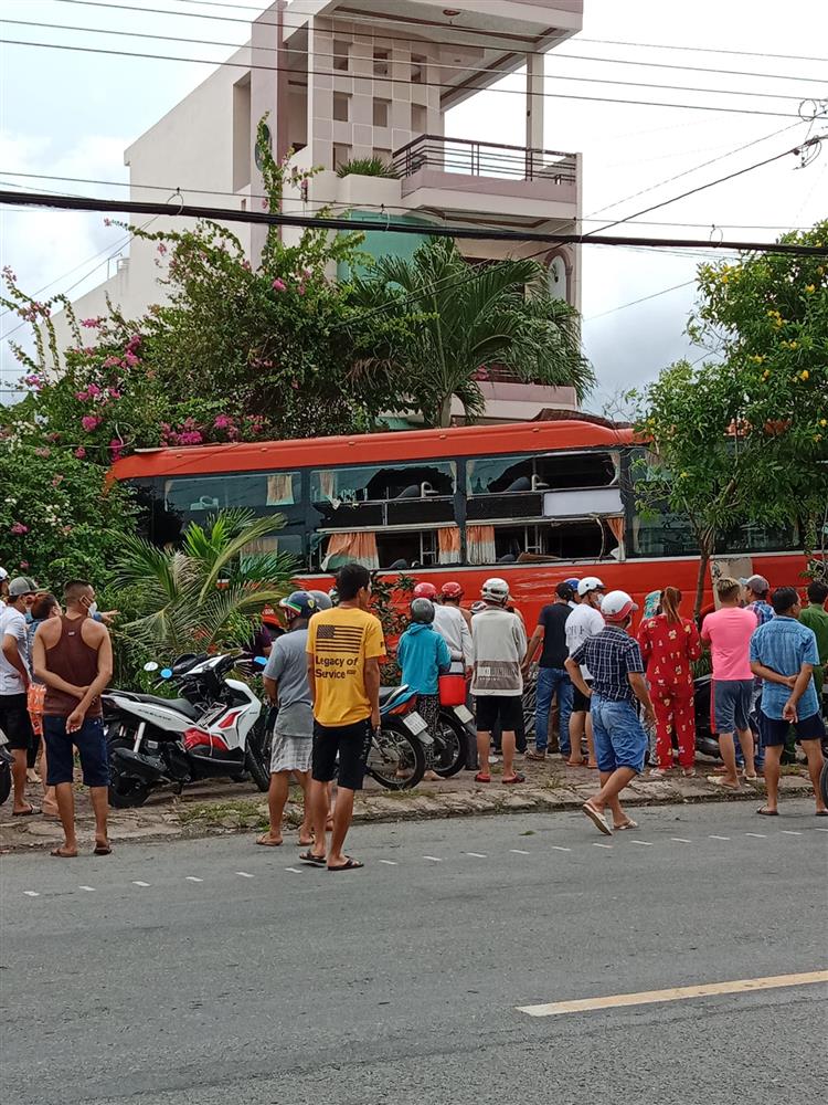 Xe Phương Trang mất lái tông thẳng vào quán cà phê ở Cà Mau-5