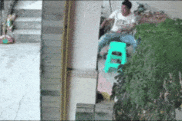 Mẹ để xe điện không khoá, bé gái vặn ga suýt tông trúng người đàn ông