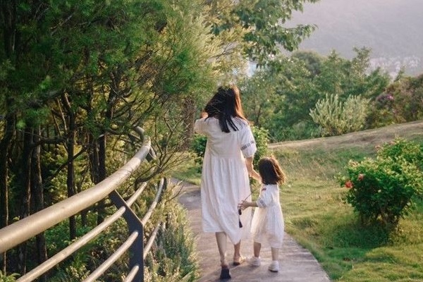 Những khoảnh khắc yêu thương của cha và con được diễn tả chân thực qua bộ tranh đầy cảm động: Cha thầm lặng, ít nói nhưng luôn yêu con theo cách của riêng mình-26