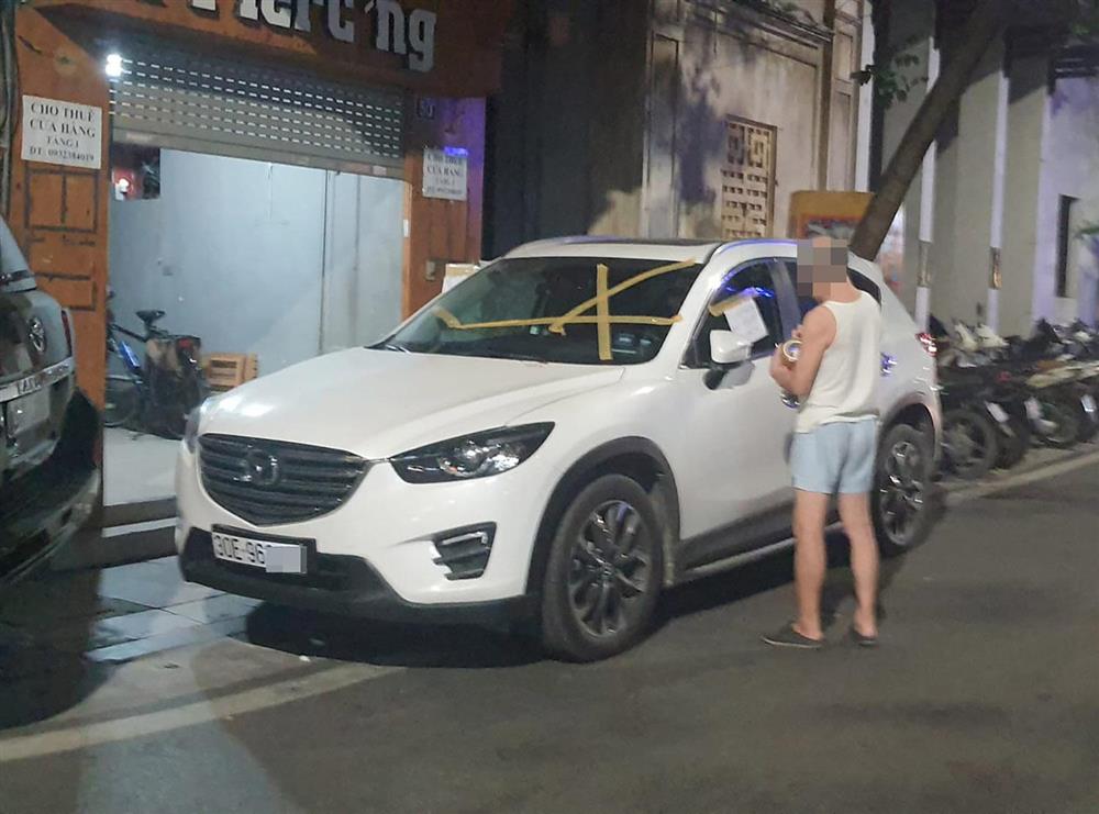 Ô tô đỗ chắn cửa, chủ nhà ‘cắn răng’ gọi taxi đi làm-4