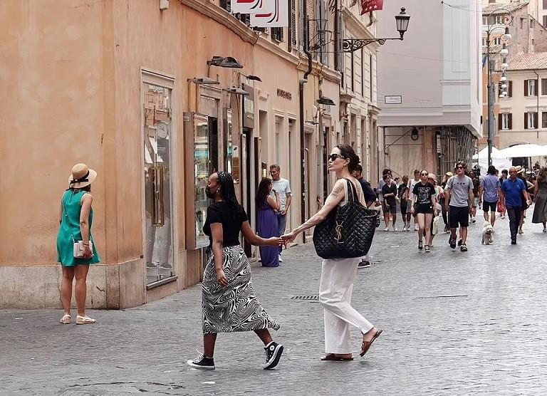 Minh Hằng đeo túi 100 triệu Ngọc Trinh tặng bị ví như đi chợ-9