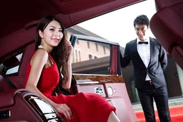 Chồng nhiệt tình đưa đón chị đồng nghiệp xin đi nhờ xe hóa ra là để làm những chuyện khủng khiếp-1