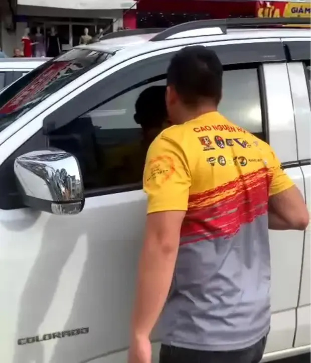 CLIP: Say xỉn, tài xế dừng đèn đỏ rồi… ngủ luôn!-1