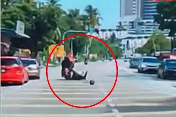 Người phụ nữ ngã lăn ra đường bất tỉnh vì thứ từ trên trời rơi trúng-2