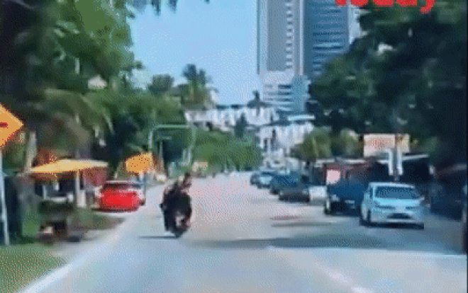 Người phụ nữ ngã lăn ra đường bất tỉnh vì thứ từ trên trời rơi trúng-1