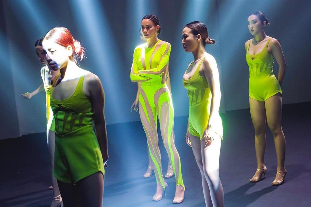 Hồ Ngọc Hà mặc jumpsuit khoét hiểm vùng nhạy cảm gây thót tim-5