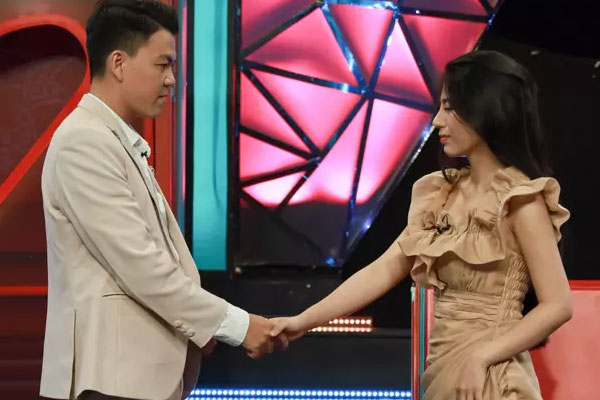 Đang yên lành, cặp đôi lao xuống cày ruộng giữa đêm với bộ dạng gây ngao ngán-7