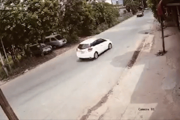 Drift lỗi va mạnh vào xe khác, tài xế tăng ga bỏ chạy gây bức xúc