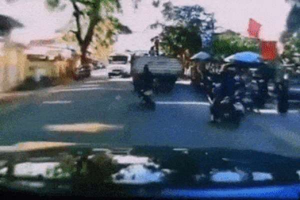 Tông trực diện vào đầu xe khách, nam thanh niên chạy xe đạp điện thoát hiểm khó tin