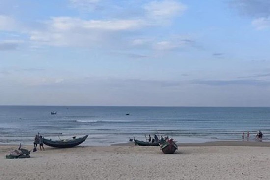 Phát hiện thi thể đang trôi trên biển: Mặt bị biến dạng, tay đeo đồng hồ