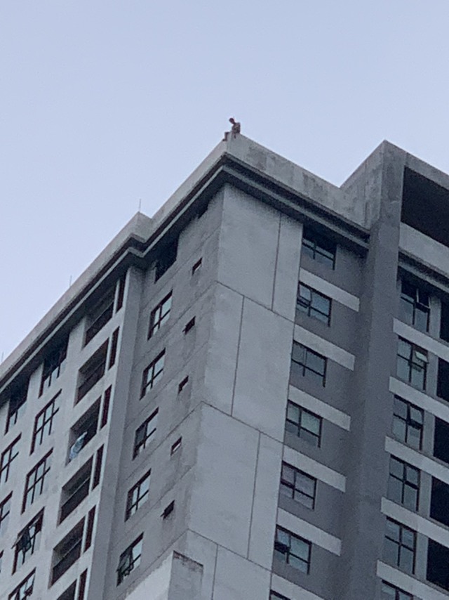 Người đàn ông nằm vắt vẻo trên nóc chung cư 40 tầng, định tự tử-1