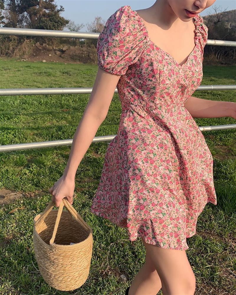 12 cách mặc váy hoa giúp chị em trẻ trung hơn tuổi-1