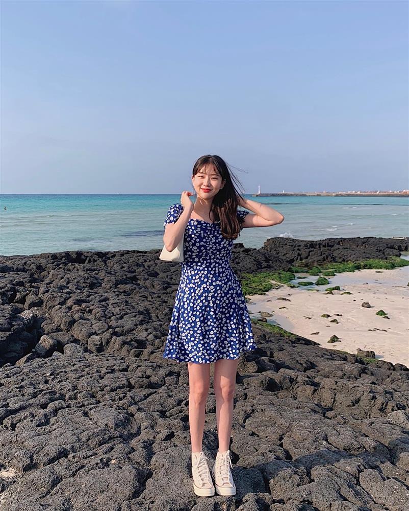 12 cách mặc váy hoa giúp chị em trẻ trung hơn tuổi-2