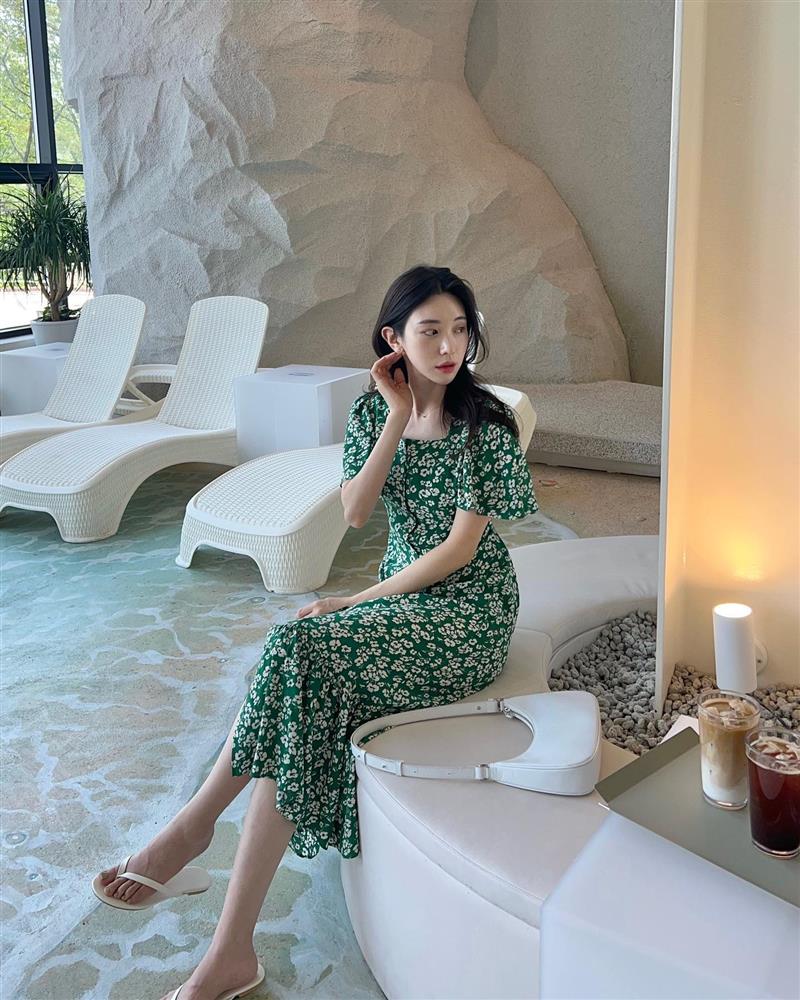 12 cách mặc váy hoa giúp chị em trẻ trung hơn tuổi-3