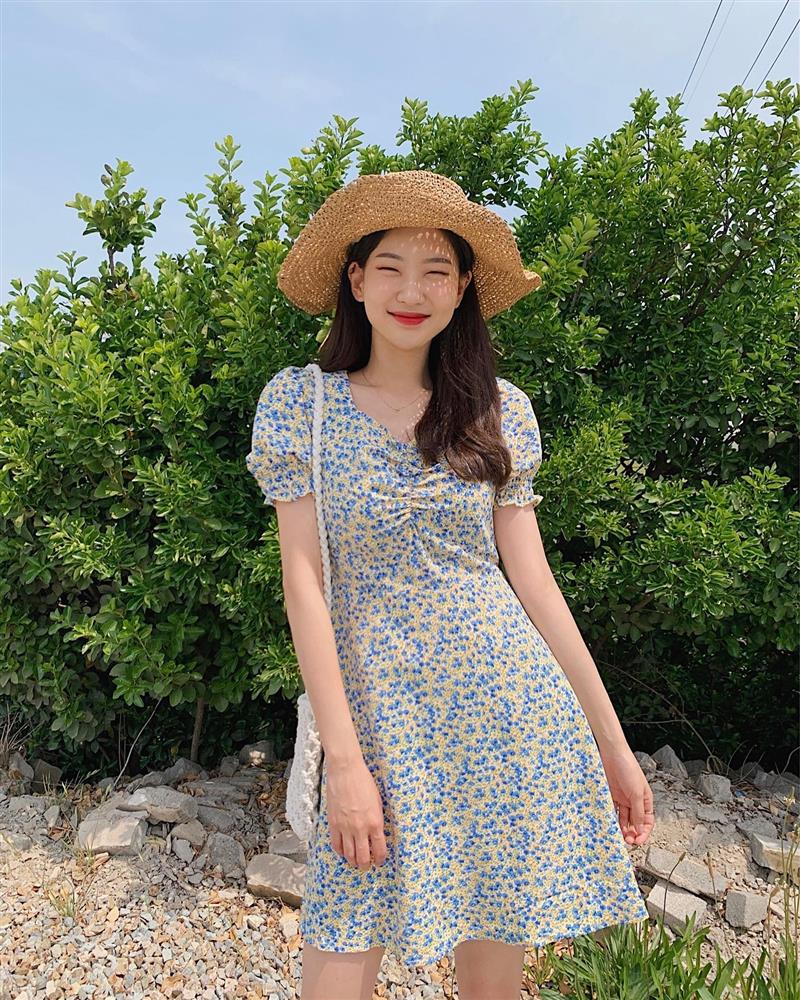 12 cách mặc váy hoa giúp chị em trẻ trung hơn tuổi-4