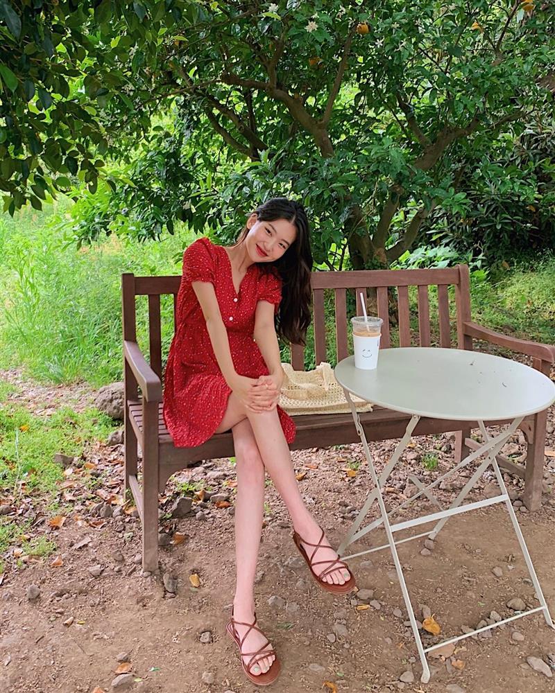 12 cách mặc váy hoa giúp chị em trẻ trung hơn tuổi-6