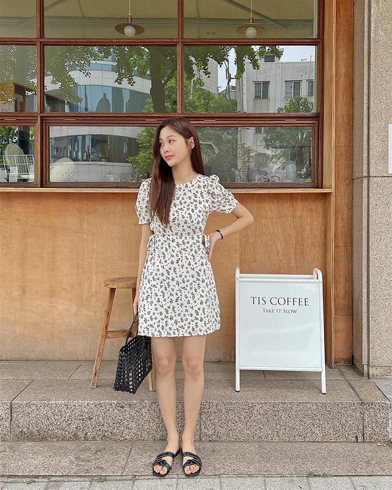 12 cách mặc váy hoa giúp chị em trẻ trung hơn tuổi-7