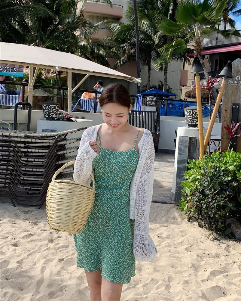 12 cách mặc váy hoa giúp chị em trẻ trung hơn tuổi-8