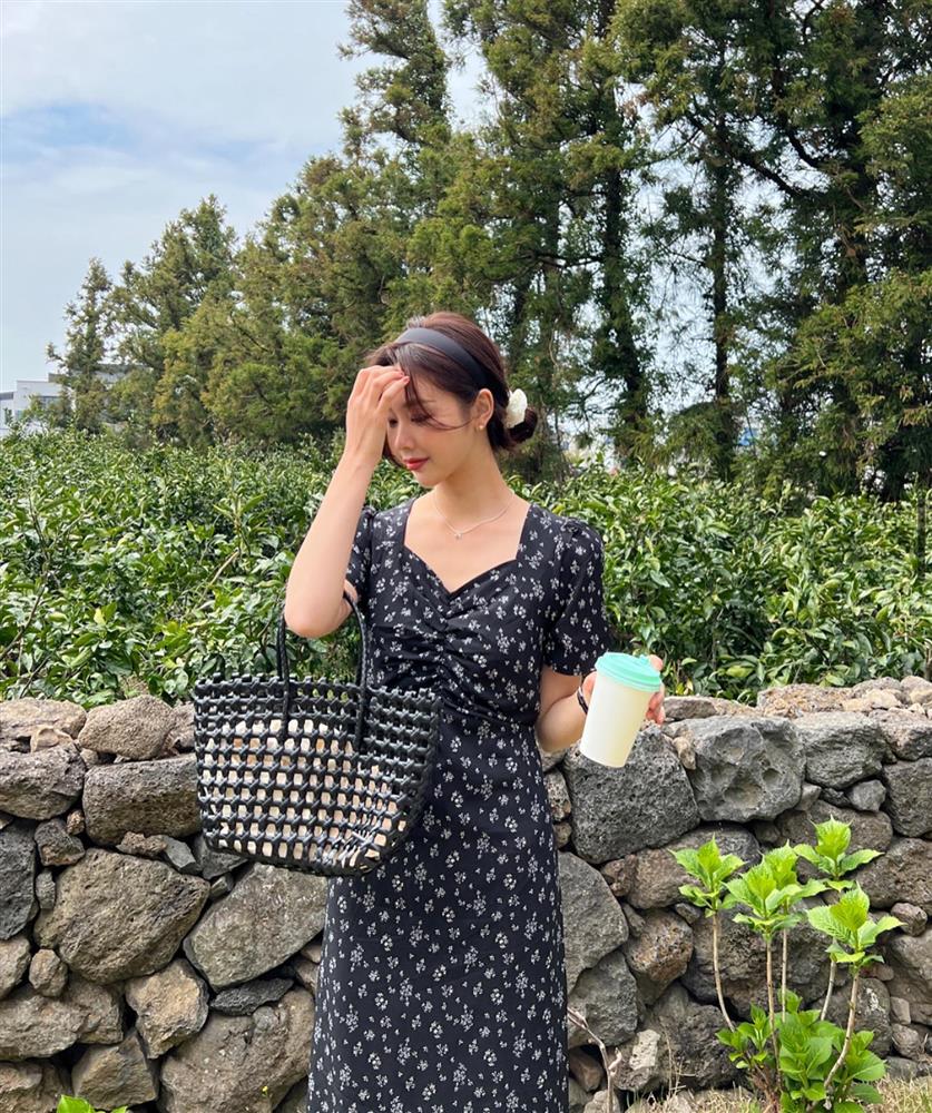 12 cách mặc váy hoa giúp chị em trẻ trung hơn tuổi-9