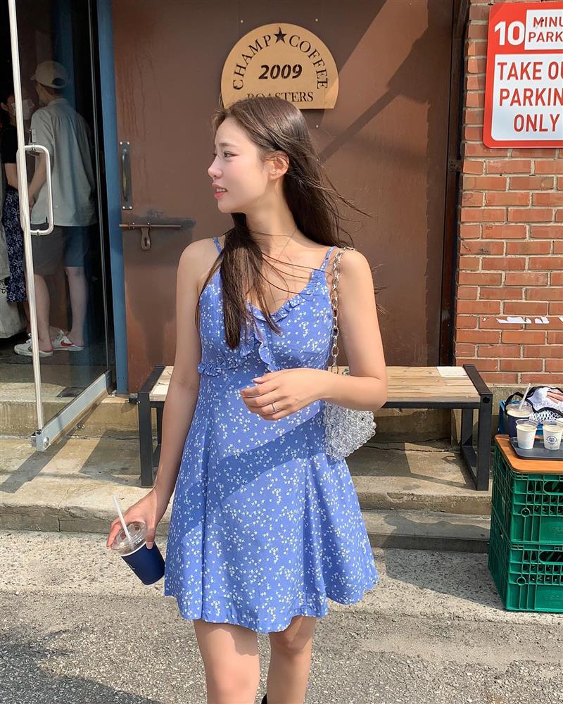 12 cách mặc váy hoa giúp chị em trẻ trung hơn tuổi-12