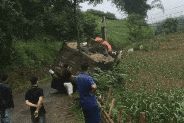 Xe tải lăn nhiều vòng xuống vực