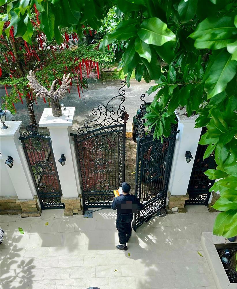 Đoàn Di Băng phải thuê nhiều vệ sĩ bảo vệ biệt phủ, lý do sốc-3