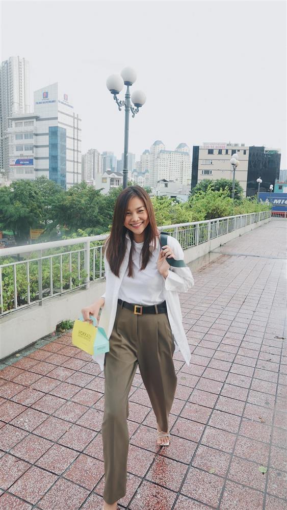 U40 Thanh Hằng có 12 cách mặc áo sơ mi đơn giản mà cực sang-10