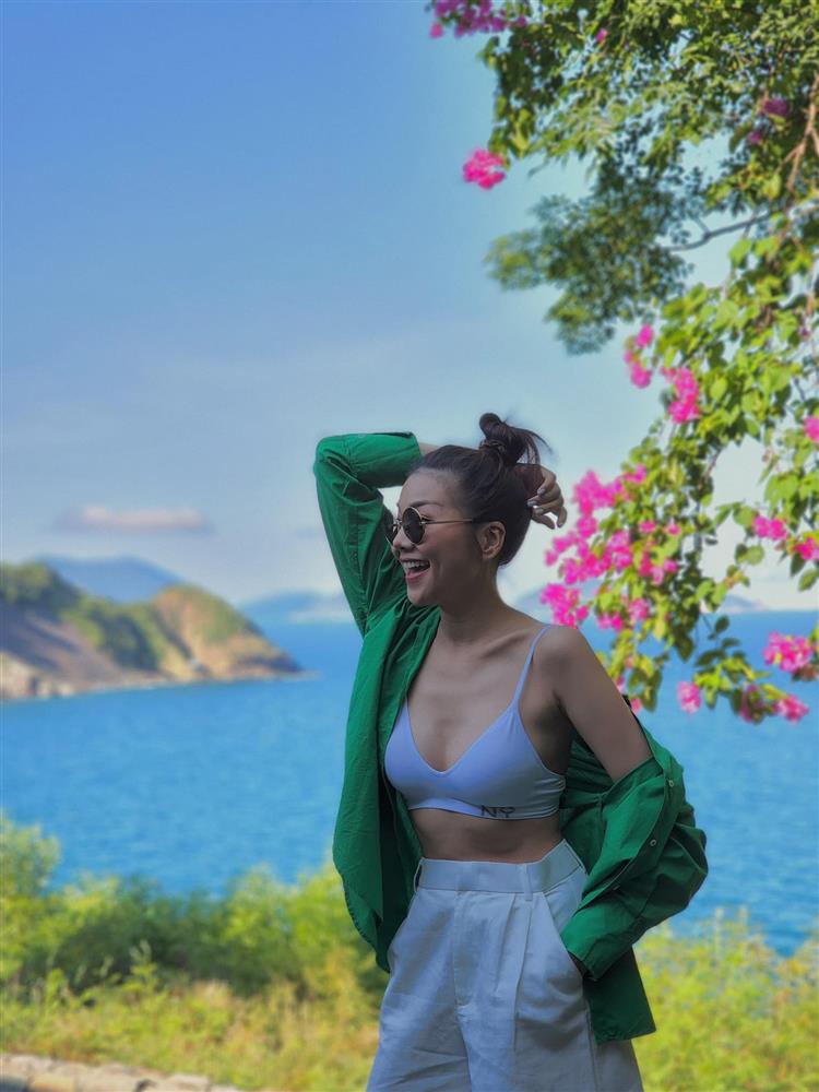 U40 Thanh Hằng có 12 cách mặc áo sơ mi đơn giản mà cực sang-12