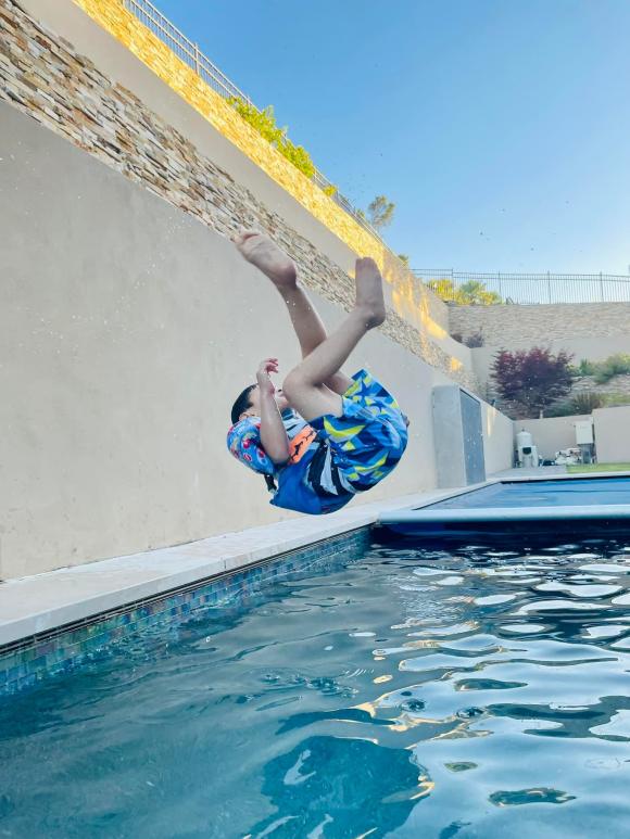 Vợ cũ Đan Trường khoe cảnh thu hoạch nho nhưng khung cảnh biệt thự chụp từ trên cao mới gây chú ý-8