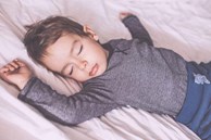 Trẻ ngủ vào 2 khung giờ này không chỉ thúc đẩy chiều cao mà còn phát triển IQ vượt bậc, bố mẹ cần lưu ý