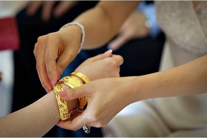 Đêm tân hôn dâu giàu khoe của hồi môn, mẹ chồng đưa thứ khiến tôi ái ngại-2