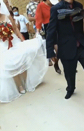 Chú rể đi cà nhắc cưới được cô dâu xinh đẹp, đeo giày da lên tận cổ nhưng phong thái mới gây kinh ngạc-1