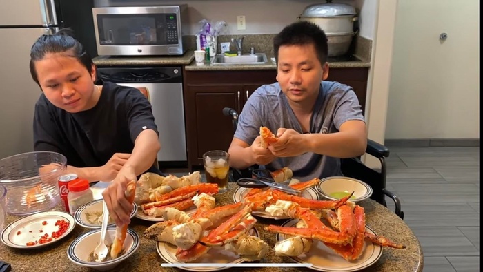 Khoa Pug chi 500 đô la mua cua hoàng đế ăn mừng khi cao lên được 1cm-3