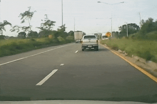 Nữ tài xế la hét thất thanh trước khi chiếc xe tải đâm thẳng vào đầu xe