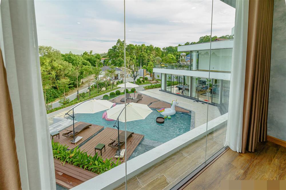 10 năm ngày cưới, chồng tặng vợ căn villa trên đồi-11