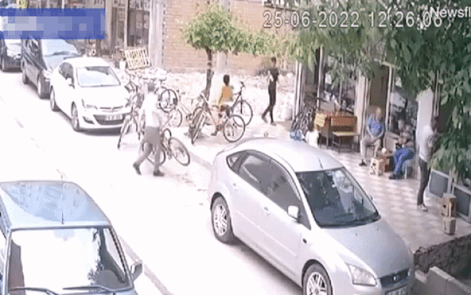 Rơi từ tầng 2 xuống đất, đứa trẻ sơ sinh vô tình được cứu sống nhờ một người qua đường-1