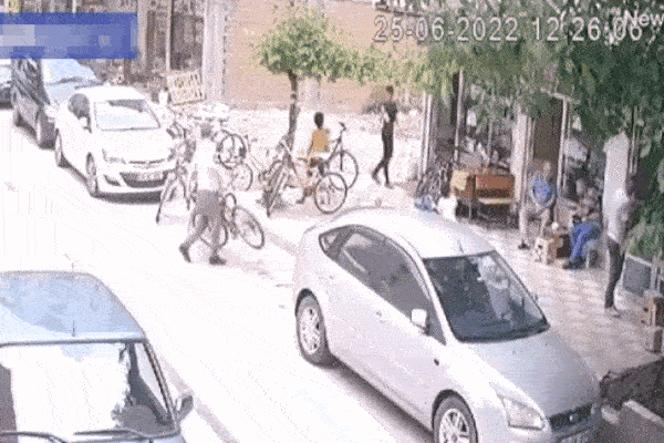 Rơi từ tầng 2 xuống đất, đứa trẻ sơ sinh vô tình được cứu sống nhờ một người qua đường